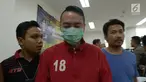 Pelaku pemobil koboi BMW bernopol B1764 PAF, Andy Wibowo (AW) usai jumpa pers di Polres Jakarta Pusat, Sabtu (15/6/2019). AW menodongkan senjata api ke arah pengemudi mobil Isuzu Panther di Jalan Alaydrus, Jakarta Pusat, pada Jumat pagi. (merdeka.com/Imam Buhori)