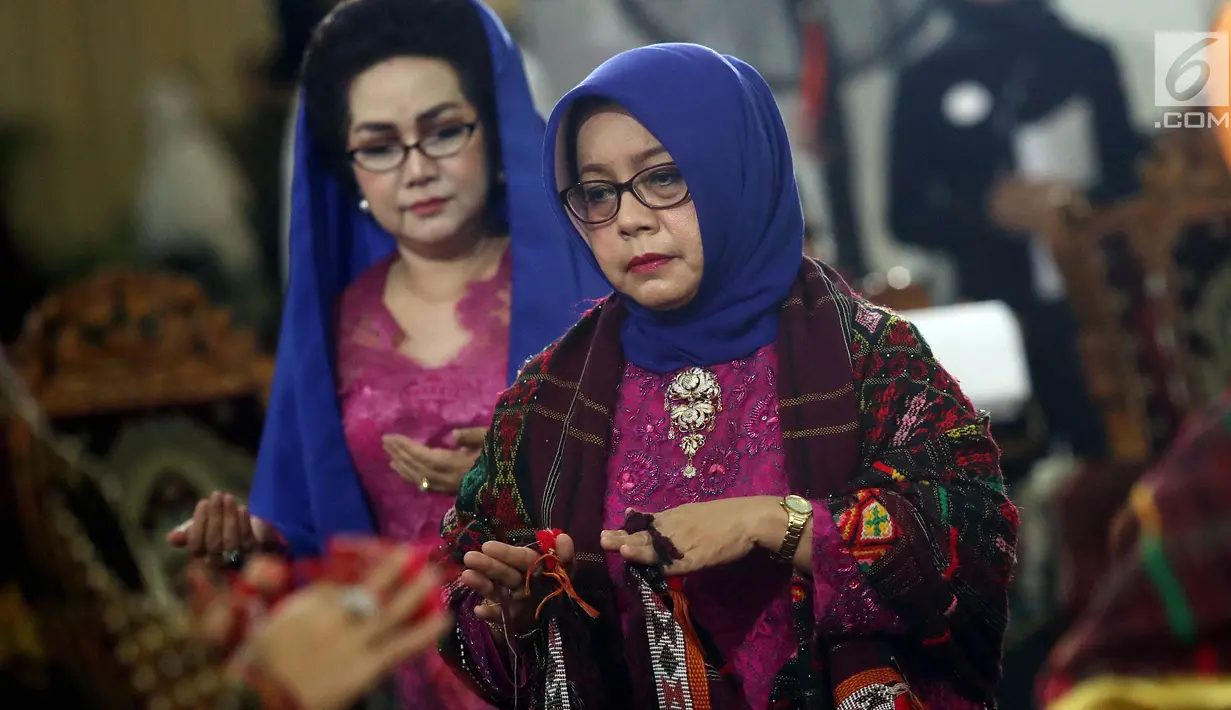Sejumlah tamu dan keluarga melakukan Manortor saat pesta adat pernikahan Kahiyang-Bobby di Medan, Jumat (24/11). Para tamu dan keluarga ini melakukan manortor diiringi gordang sambilan dan instrumen musik lainnya. (Liputan6.com/Pool/Media Center)