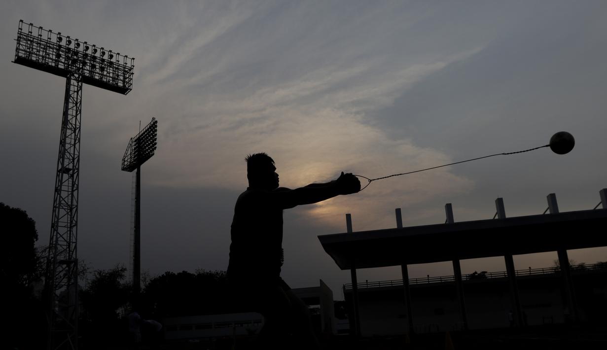 Atlet lontar martil, Rafika Putra, melakukan latihan jelang SEA Games 2019 di Stadion Madya, Jakarta, Rabu (9/9). Pria berusia 20 tahun ini menargetkan medali emas pada debutnya di SEA Games. (Bola.com/M Iqbal Ichsan)