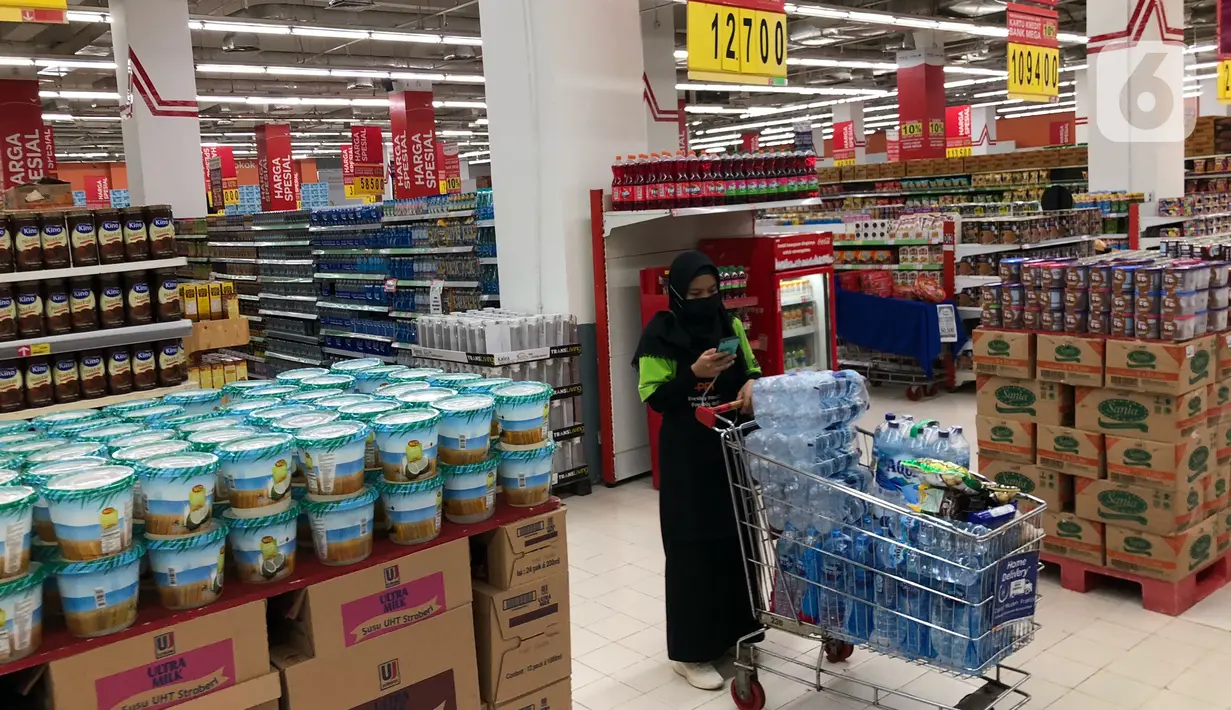 Warga berbelanja di salah satu pusat perbelanjaan di kawasan Depok, Jawa Barat, Kamis (4/6/2020). Pembukaan sejumlah mal di Depok akan dilakukan pada 16 Juni 2020, meski PSBB Depok berakhir pada hari ini. (Liputan6.com/Immanuel Antonius)