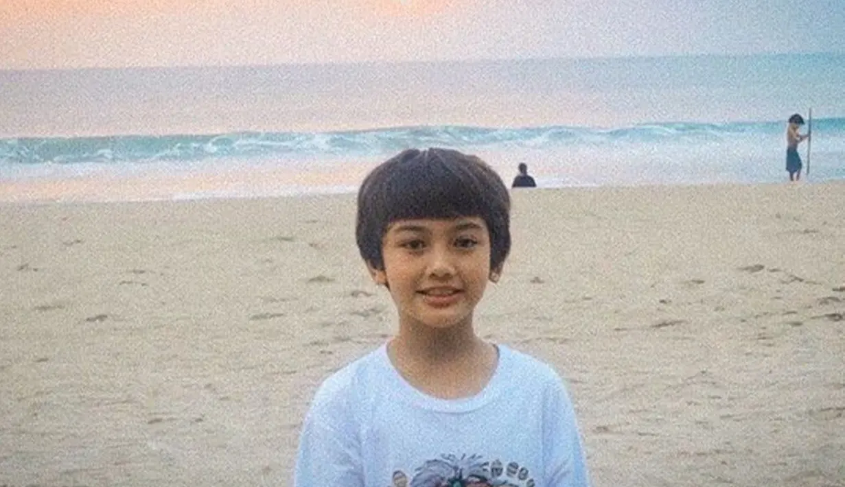 Ari Irham berhasil bintangi dengan apik karakter Tuktuk di film Mencuri Raden Saleh. Sedari kecil, Ari Irham sudah memiliki paras yang tampan. Tak heran jika foto masa kecil Ari Irham sukses bikin para penggemarnya merasa gemas. (Liputan6.com/IG/ariirhamm)