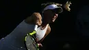 Ekspresi petenis Denmark, Caroline Wozniacki saat mengembalikan bola ke arah lawannya petenis Hungaria, Timea Babos pada laga tunggal putri Wimbledon 2017 di Wimbledon Tennis Championships, London, (4/7/2017). (AP/Alastair Grant)