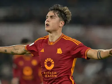 Pemain AS Roma Paulo Dybala merayakan gol ke gawang US Cremonese pada pertandingan sepak bola babak 16 besar Coppa Italia di Stadio Olimpico, Roma, Italia, Rabu (3/1/2024). (Alfredo Falcone/LaPresse via AP)