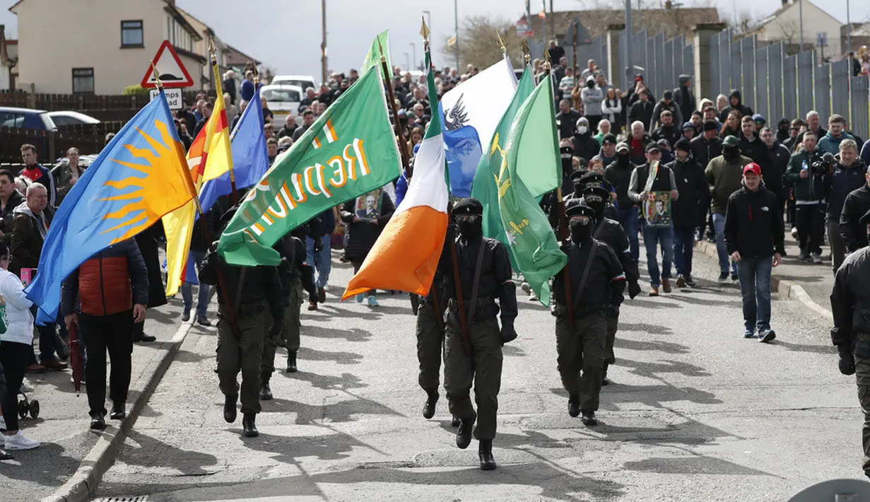 <p>Kerusuhan ini terjadi hanya sehari jelang kunjungan Presiden Amerika Serikat Joe Biden ke Irlandia Utara dan Irlandia untuk merayakan HUT ke-25 Perjanjian Jumat Agung. (AP Photo/Peter Morrison)</p>