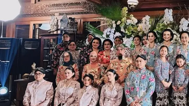 Adik Kandung dan Sambung Al Ghazali di Momen Siraman Kompak Dibalut Beskap dan Kebaya Adat Jawa. [@ahmaddhaniofficial]