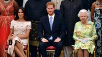 Ratu Elizabeth II dikabarkan sangat kecewa karena Pangeran Harry dan Meghan Markle tak mendiskusikan keputusan  mundur sebagai anggota senior keluarga Kerajaan Inggris tersebut terlebih dulu. (John Stillwell/Pool Photo via AP, File)