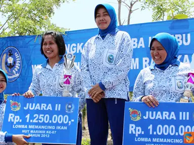 Citizen6, Surabaya: Pemenang Juara pertama, kedua dan ketiga, pemberian hadiah diberikan langsung oleh Ketua Pengurus Gabungan Jalasenastri Korps Marinir, Ny. Meidy Astusti A. Faridz Washington. (Pengirim: Budi Abdillah). 
