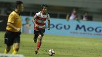 Striker Madura United, Bayu Gatra, saat pertandingan melawan PS TNI pada laga Liga 1 Indonesia di Stadion Pakansari, Bogor, Senin (18/9/2017). Madura United menang 3-2 atas PS TNI. (Bola.com/M Iqbal Ichsan)
