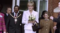 Putri Diana tiba di Rumah Sakit Nasional untuk Neurologi dan Bedah Saraf di London Pusat, pada 6 Maret 1996. Ini adalah kunjungan resmi pertama yang dihadirinya sejak bercerai dari Pangeran Charles. (GERRY PENNY / AFP)