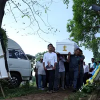 Kesedihan terlihat jelas presenter Ruben Onsu. Turun dari mobil, berjalan didepan iring-iringan peti jenazah. Dengan baju putih, matanya terlihat sembab. (Nurwahyunan/Bintang.com)