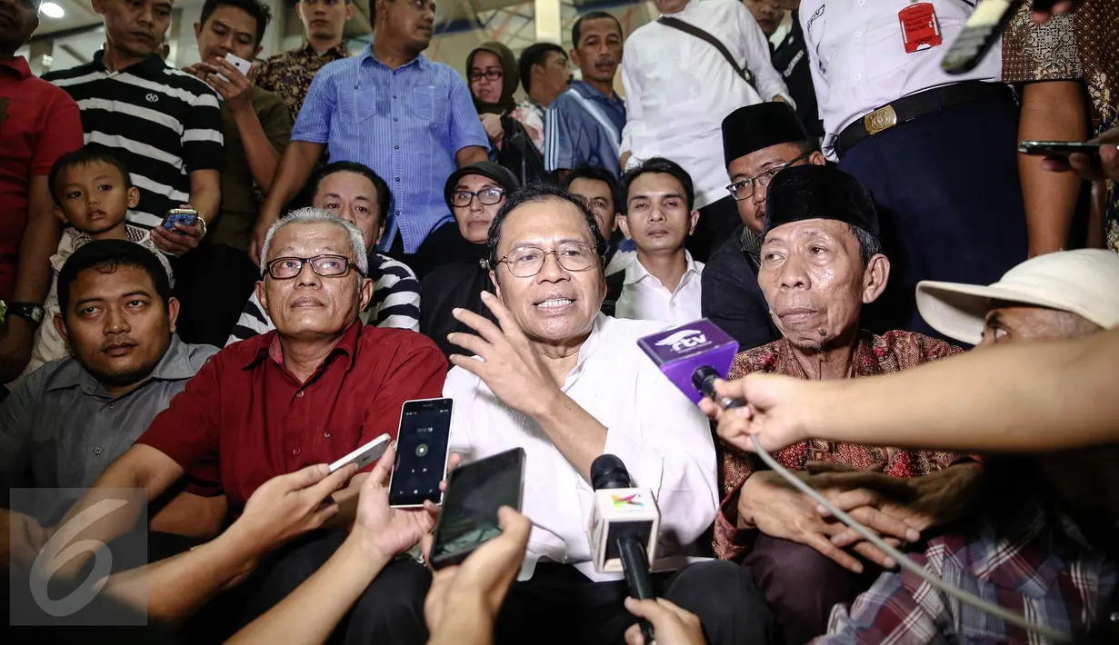 Balon Gubernur DKI Jakarta, Rizal Ramli menjawab pertanyaan wartawan saat berkunjung ke Blok A, Pasar Tanah Abang, Jakarta, (13/8). Rizal Ramli akan menjadi pesaing Basuki Tjahaja Purnama (Ahok) di Pilkada DKI Jakarta 2017. (Liputan6.com/Faizal Fanani)
