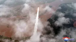 Rudal balistik antarbenua Hwasong-18 diluncurkan dari lokasi yang dirahasiakan di Korea Utara. (KCNA VIA KNS / AFP)