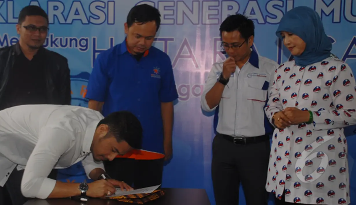  Generasi muda PAN, Hengky Kurniawan saat menandatangani surat dukungan terhadap calon Ketua Umum PAN 2015 - 2020 di jakarta, sabtu (14/2/2015). (Liputan6.com/Herman Zakharia)