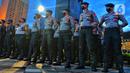 Personel Polri saat apel persiapan pengamanan perayaan malam Tahun Baru 2023 di Bundaran HI, Jakarta, Sabtu (31/12/2022). Tim gabungan TNI-Polri merapatkan barisan untuk berkoordinasi menjaga acara puncak malam tahun baruan di Bundaran HI. (Liputan6.com/Angga Yuniar)