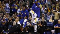 Selebrasi para pemain Golden State Warriors saat timnya mencetak poin melawan Memphis Grizzlies pada laga NBA basketball games di ORACLE Arena, Oakland (20/12/2017). Warriors menang 97-84.   (Ezra Shaw/Getty Images/AFP)