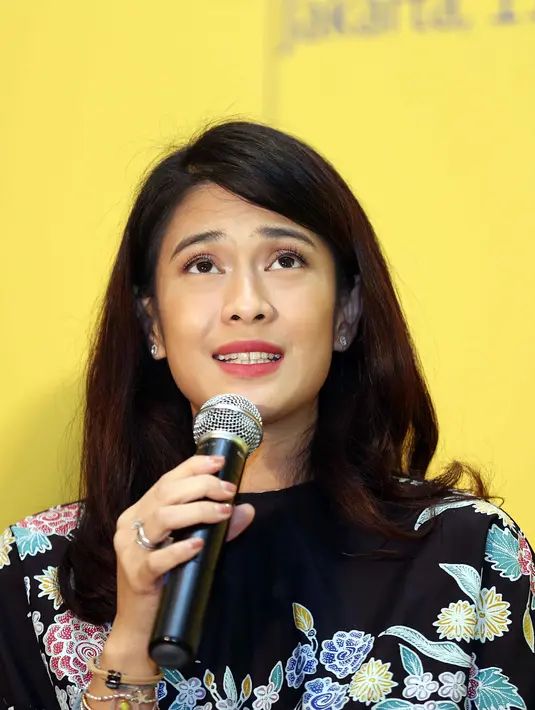 "Sebagai pekerja seni saya sadar adanya persiapan untuk hari tua saya. Saya pernah bekerja kantoran menjadi konsultan dan beda sekali yah dengan pekerja seni. Saya dan suami ada produk investasi dan proteksi," tutur Dian. (Nurwahyunan/Bintang.com)
