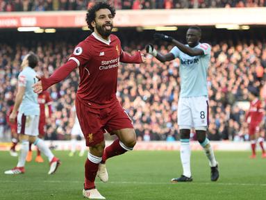 Pemain Liverpool, Mohamed Salah merayakan golnaya ke gawang West Ham pada laga Premier League pekan ke-28 di Anfield Stadium, Liverpool, (24/2/2018). Liverpool menang 4-1. (AFP/Oli Scarff)