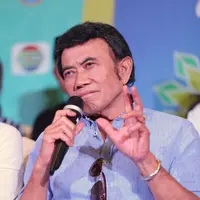 Begitu juga saat ditanya rahasia tersebut. Ia hanya menunjukkan tasbih cokelat yang selalu dipegangnya. Begitu juga saat jumpa pers berlangsung, ia tak henti berzikir. (Adrian Putra/Bintang.com)