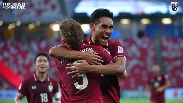 6 Potret Teerasil Dangda, Striker Thailand yang Sekilas Mirip Naga ADA Band