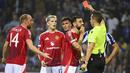 Pemain Manchester United, Bruno Fernandes, mendapat kartu merah setelah melakukan pelanggaran mengangkat kaki terlalu tinggi saat berduel dengan pemain FC Porto, Nehuen Perez, pada matchday 2 Liga Europa 2024/2025 di Estadio do Dragao, Jumat (4/10/2024). (AFP/Miguel Riopa)