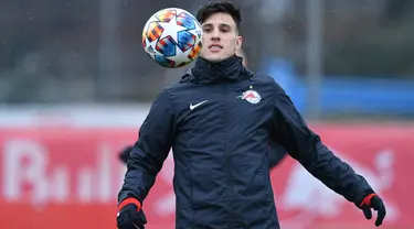 Gelandang RB Salzburg Nicolas Capaldo mengambil bagian dalam sesi latihan di Salzburg, Austria, 15 Februari 2022. RB Salzburg akan menjamu Bayern Munchen pada leg pertama babak 16 besar Liga Champions 2021/2022 di Stadion Red Bull Arena, Kamis (16/2/2022) dini hari WIB. (KERSTIN JOENSSON/AFP)