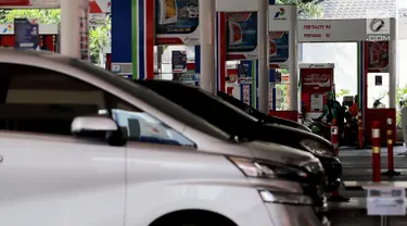 Sejumlah kendaraan mengisi bahan bakar minyak (BBM) di SPBU Kuningan Jakarta, Sabtu (5/5). Pemerintah berencana untuk menambah subsidi solar di tengah harga minyak dunia yang sedang naik. (Liputan6.com/Johan Tallo)