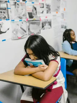 Pendekatan yang dilakukan sebaiknya tidak hanya berfokus pada penyelesaian masalah, tetapi juga pada kondisi emosional anak (Sumber: Pexels.com)