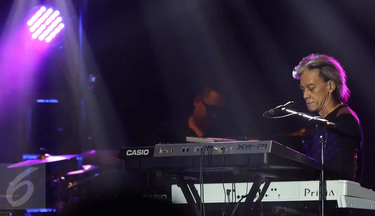 Musisi Senior Indonesia, Fariz RM tampil membuka konser Matt Bianco Indonesia Tour 2016, Jakarta, Jumat, (1 /4). Fariz RM membawakan enam lagu, antara lain Sakura dan Barcelona. (Liputan6.com/Herman Zakharia)