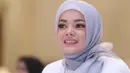 Pemeran Dewi Sandra merasa beruntung memiliki suami yang tidak cerewet. Sang suami, Agus Rahman tidak banyak menuntut untuk sahur dan berbuka puasa. Tidak ada tuntutan spesial dari suami saat puasa.  (Nurwahyunan/Bintang.com)