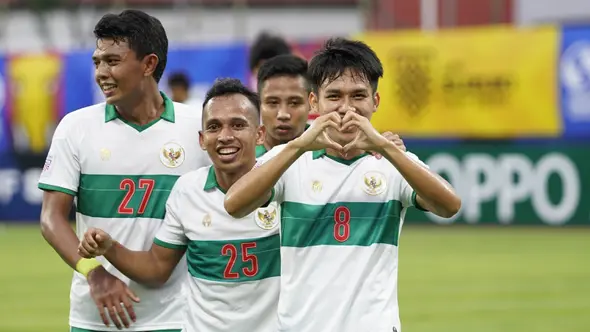 Timnas Indonesia akan menghadapi Vietnam di matchday ke-3 Grup B Piala AFF 2020, Rabu (15/12/2021) di Bishan Stadium, Singapura. Sama-sama belum terkalahkan, Timnas Garuda harus langsung tancap gas dengan mempercayakan 7 pemain berikut sebagai starter. (affsuzukicup)