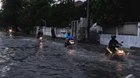 Anak Kali Ciliwung meluap sebabkan banjir di kawasan Cempaka Putih Tengah, Jakarta Pusat, Jumat (5/12/2014). (Liputan6.com/Johan Tallo)