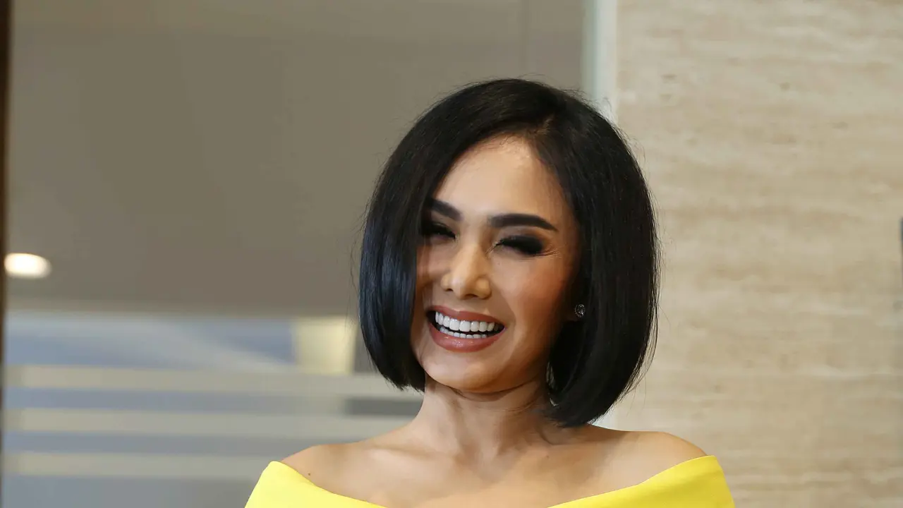 6 Gaya Yuni Shara dengan Rambut Keriting, Dipuji Makin Cantik