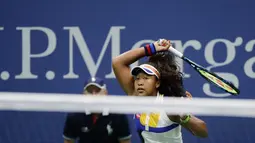 Petenis Jepang, Naomi Osaka bersiap memukul bola saat melawan Angelique Kerber dalam putaran pertama AS Terbuka 2017 di New York (29/8). (AP Photo / Frank Franklin II)
