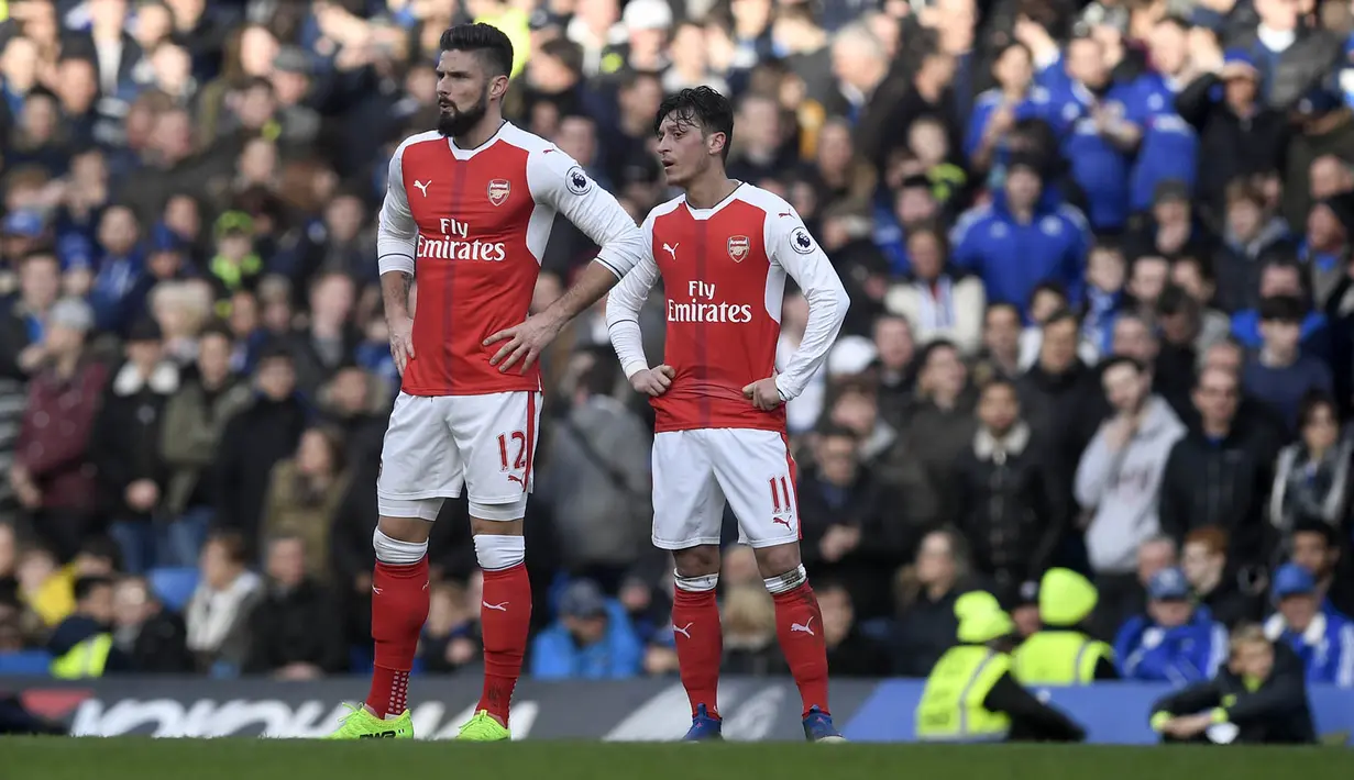 Pemain Arsenal, Olivier Giroud dan Mesut Ozil, tampak kecewa usai kalah dari Chelsea. Satu-satunya gol Arsenal dicetak oleh Giroud pada menit ke 90' yang memanfaatkan umpan dari Nacho Monreal. (EPA/Will Oliver)