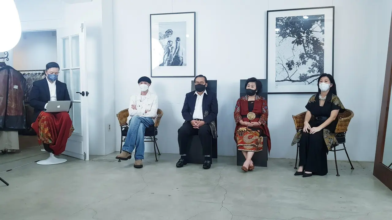 KBRI Seoul dengan bangga mempersembahkan kolaborasi apik maestro Batik Indonesia, Iwan Tirta Private Collection/ITPC dengan maestro fashion Korsel, Kim Seo Ryong (KSR). (Dok KBRI Seoul)
