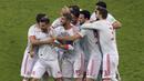 Para pemain Spanyol merayakan gol yang dicetak Nacho ke gawang Portugal pada laga Grup B Piala Dunia di Stadion Fisht, Sochi, Jumat (15/6/2018). Kedua negara bermain imbang 3-3. (AP/Thanassis Stavrakis)
