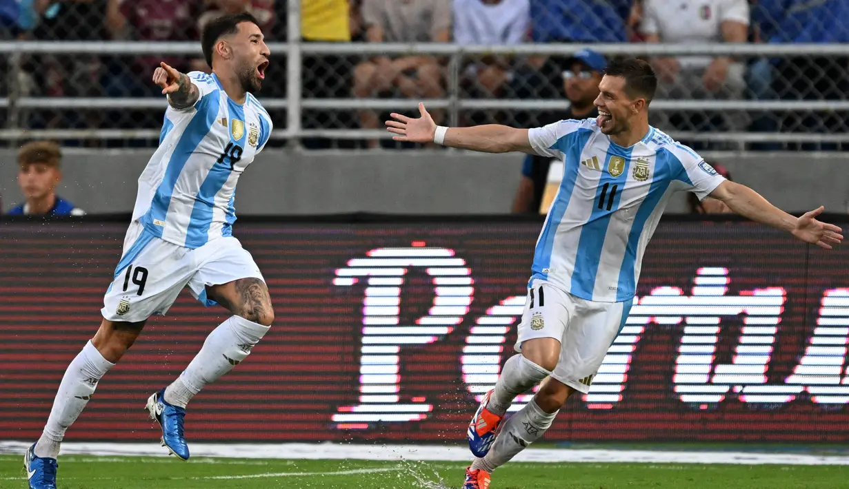 Argentina membuka keunggulan pada menit ke-13 melalui gol yang dicetak Nicolas Otamendi (kiri). (JUAN BARRETO/AFP)