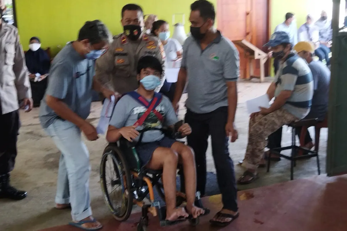 Cara Polisi di Depok Jemput Warga Vaksinasi Hingga Bantu Disabilitas