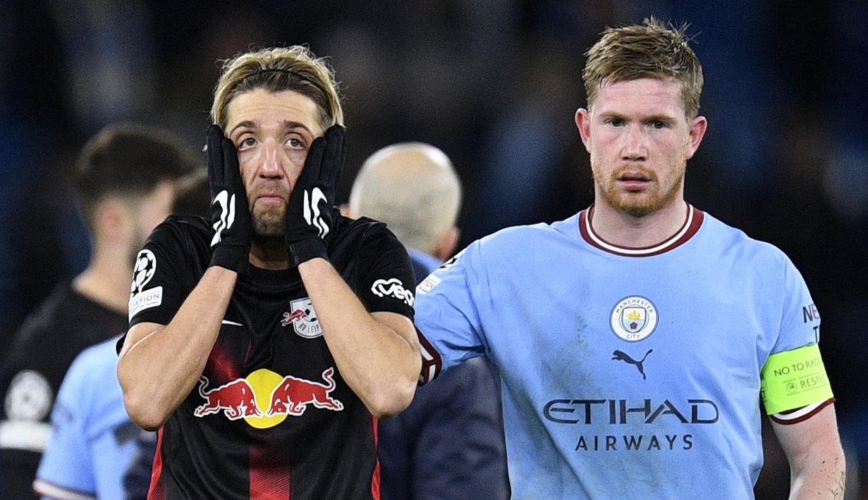 <p>Reaksi pemain RB Leipzig, Kevin Kampl (kiri) di samping pemain Manchester City, Kevin de Bruyne pada laga leg kedua 16 Besar Liga Champions 2022/2023 di Etihad Stadium, Manchester, Rabu (15/03/2023). The Cityzens berhasil melaju ke babak perempat final setelah berhasil menang dengan skor 7-0. (AFP/Oli Scarff)</p>