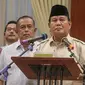 Capres Prabowo Subianto didampingi sejumlah pengurus BPN memberikan keterangan terhadap wartawan di Rumah Kertanegara, Jakarta Selatan, Rabu (8/5). Prabowo mengkritik pernyataan Hendropriyono yang mengingatkan sejumlah WNI keturunan arab untuk tidak menjadi provokator. (Liputan6.com/Faizal Fanani)