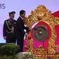 Presiden Indonesia, Joko Widodo resmi membuka puncak Peringatan 60 Tahun KAA ditandai dengan pemukulan gong di JCC, Jakarta, (22/4/2015). Jokowi mengatakan masa depan dunia ada di tangan bangsa Asia-Afrika. (Liputan6.com/Herman Zakharia)