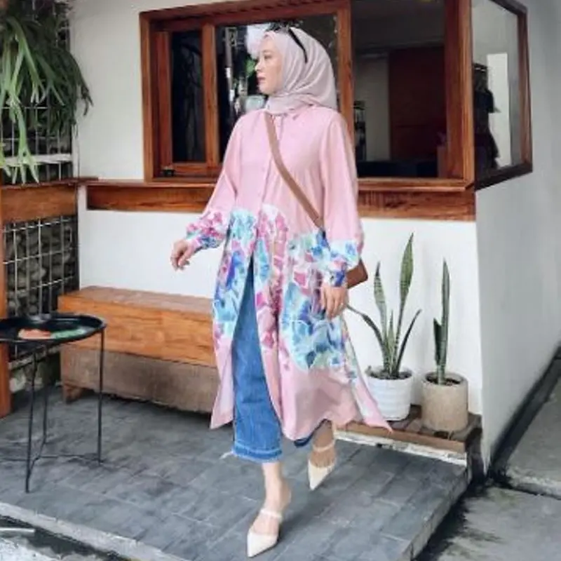 Tampil Kasual dan Modis dengan Paduan Hijab, Tunik Panjang dan Jeans