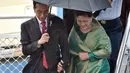 Presiden Joko Widodo atau Jokowi didampingi Ibu Iriana saat turun dari Pesawat Kepresidenan yang mendarat di Bandara Sydney, Australia, Sabtu (25/2). (AFP/Saeed Khan)