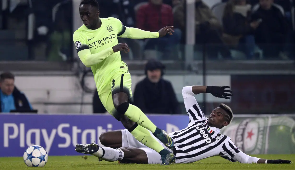Pemain Juventus, Paul Pogba (kanan) berebut bola dengan pemain Manchester City, Bacary Sagna  pada lanjutan liga Champions grup D di Stadion Juventus, Kamis (26/11/2015) dini hari WIB. (AFP Photo/Marco Bertorello)