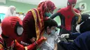 Spiderman mendampingi murid SD saat pelaksanaan vaksinasi COVID-19 dosis kedua di Sekolah Al-Azhar, BSD, Tangerang Selatan, Banten, Senin (17/1/2022). Sebanyak 450 murid divaksin dengan melibatkan tokoh Spiderman untuk menghibur sekaligus menghilangkan rasa takut anak-anak. (merdeka.com/Arie Basuki)