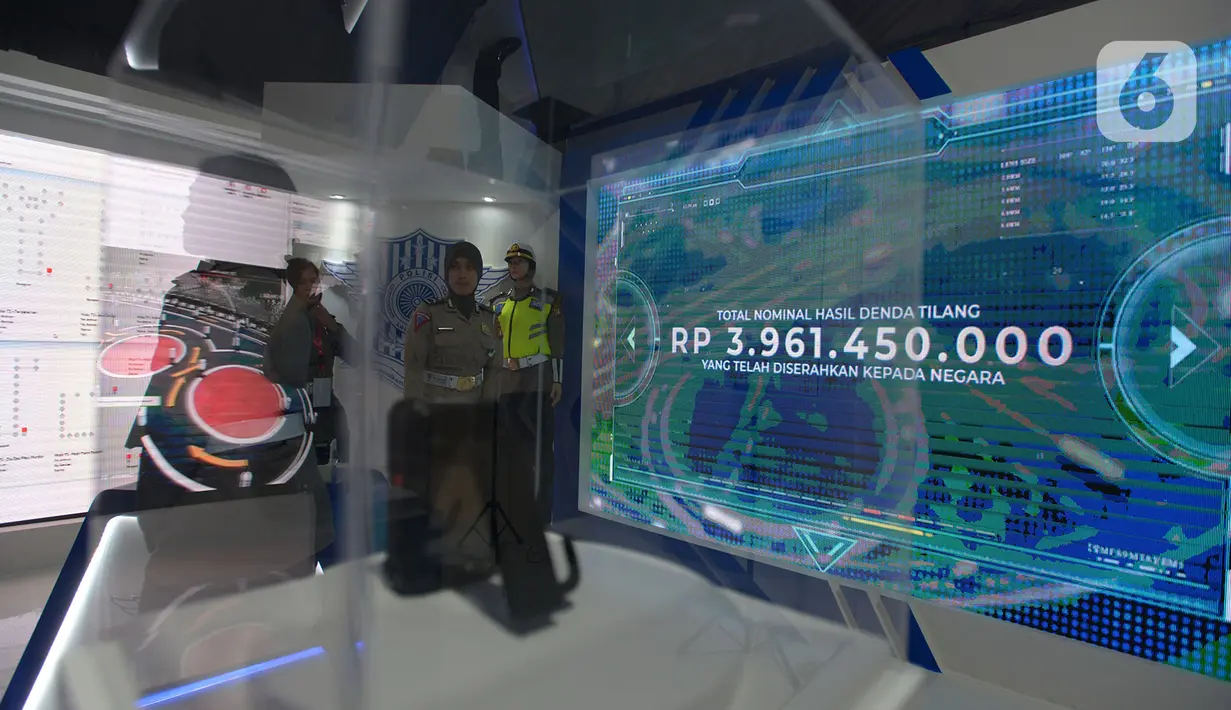 Layar monitor denda tilang terlihat saat Launching ETLE Development Program di Polda Metro Jaya, Jakarta, Kamis (5/12/2019). Polda Metro luncurkan sejumlah inovasi layanan publik seperti ETLE development program, E-drive, aplikasi Satpam Mantab, dan aplikasi Help Renakta. (merdeka.com/Imam Buhori)