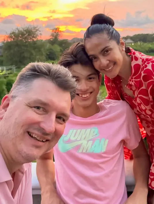 Merayakan ulang tahun, Maudy Koesnaedi juga liburan ke Bali bersama suami dan anaknya. Maudy tampil dengan dress merah pink motif bunga. [@maudykoesnaedi]