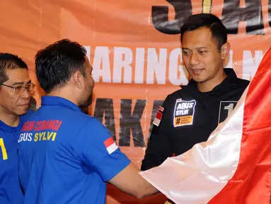 Cagub DKI Jakarta, Agus Harimurti Yudhoyono (kanan) menerima simbol siaga dari Jaringan Nusantara di Jakarta, Rabu (18/1). Bersama Jaringan Nusantara, AHY melakukan siaga pemilu bersih dan anti kecurangan. (Liputan6.com/Helmi Fithriansyah