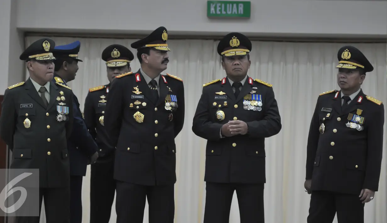 Wakapolri Budi Gunawan (ketiga kanan) menghadiri acara penganugerahan tanda kehormatan di Mabes Polri, Jakarta, Senin (29/6/2015). Tanda kehormatan diberikan kepada anggota kepolisian yang berjasa memajukan kepolisian RI. (Liputan6.com/Herman Zakharia)