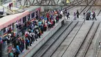 Sejumlah penumpang saat menunggu KRL, Jakarta, Selasa (20/10/2015). PT KRL Commuter Jakarta akan menyesuaikan tarif KRL Jabodetabek sampai 50 % mulai November 2015. (Liputan6.com/Immanuel Anton)